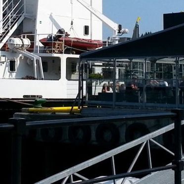 En havn med båter