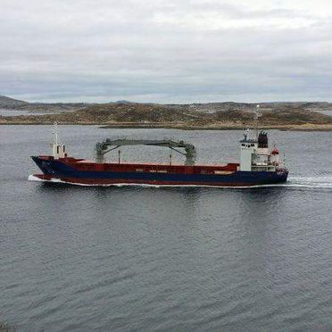 lasteskip med en stor kran på vann