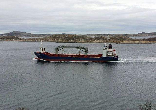 lasteskip med en stor kran på vann